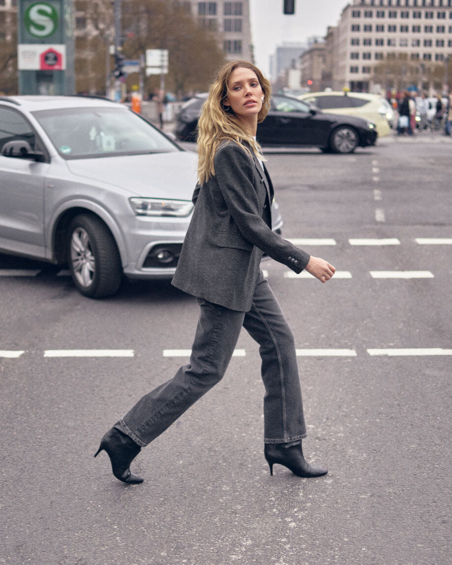 Modelshot / Grey / Detail